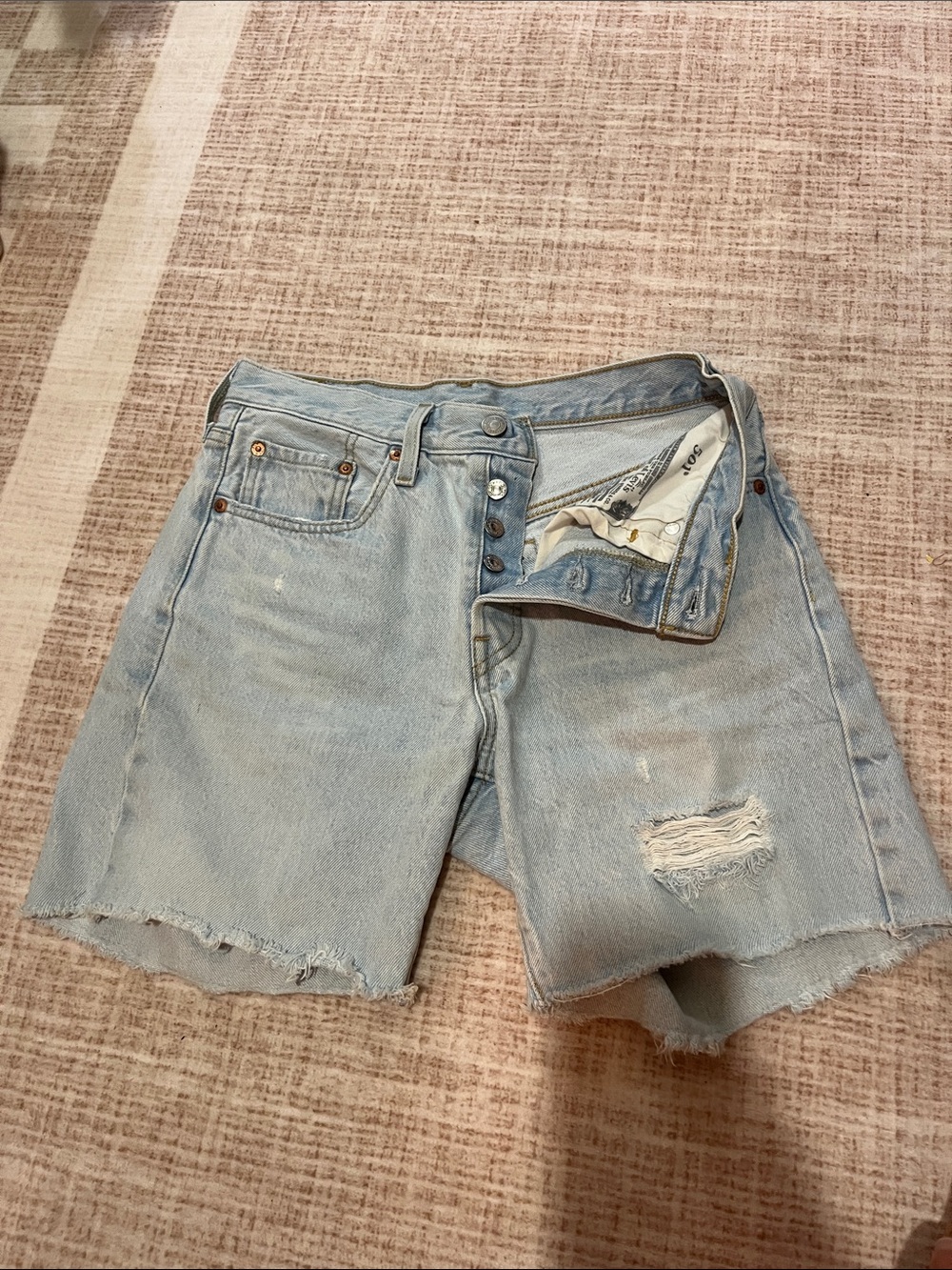 Casual High-Rise Levi’s Jean shorts